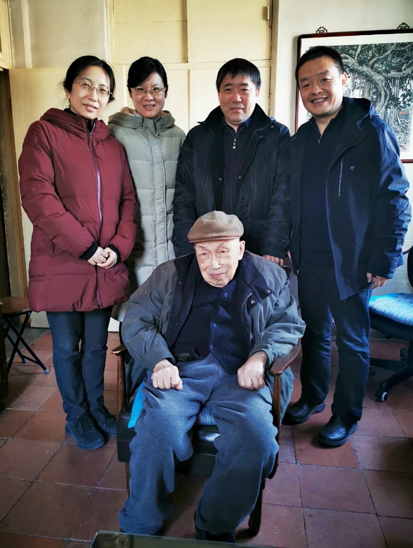 图片包含 人员, 地面, 群组, 站立
描述已自动生成